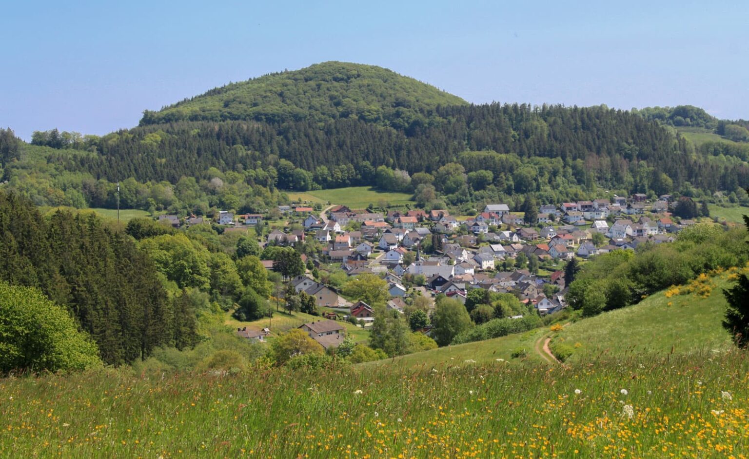 Ausblick auf den Eifelort Neroth, Nähe des Wanderwegs „Eifelsteig“, Etappe 10
