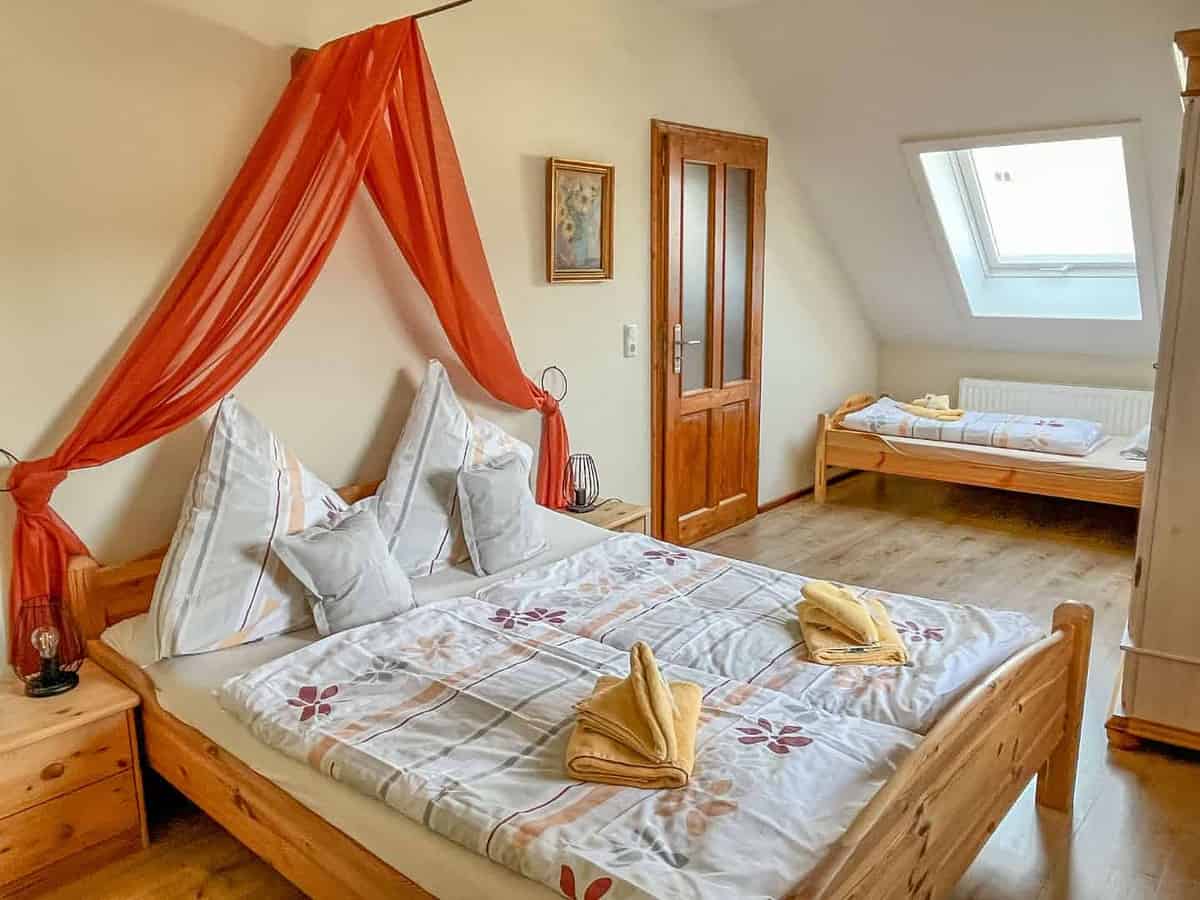 Schlafzimmer der Ferienwohnung „Feldmaus“ in Neroth, am Eifelsteig