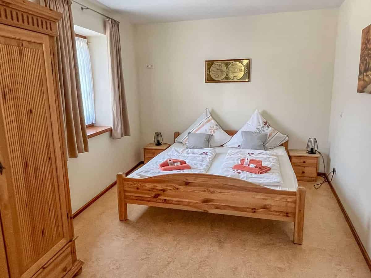 Schlafzimmer der Ferienwohnung „Waldmaus“ in Neroth, am Eifelsteig
