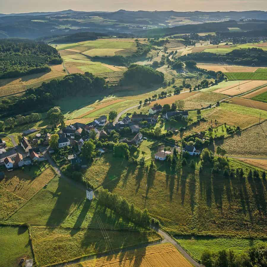 Ballonflug mit Aussicht auf eine Landschaft in der Eifel, Nähe des Eifelsteigs